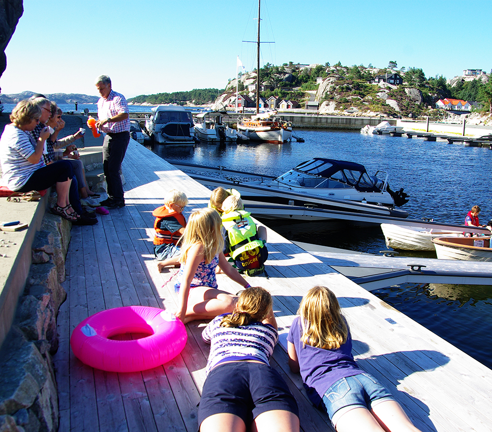 Familie på brygga i Kråko